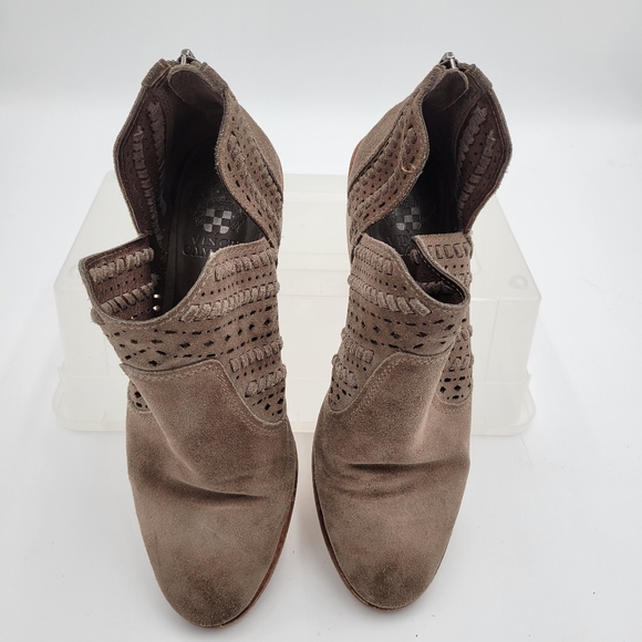 Womans Vince Camuto Prasata Tan Suede Cut out Ankle Booties ZIp Back Size 8/38 - Picture 3 of 14